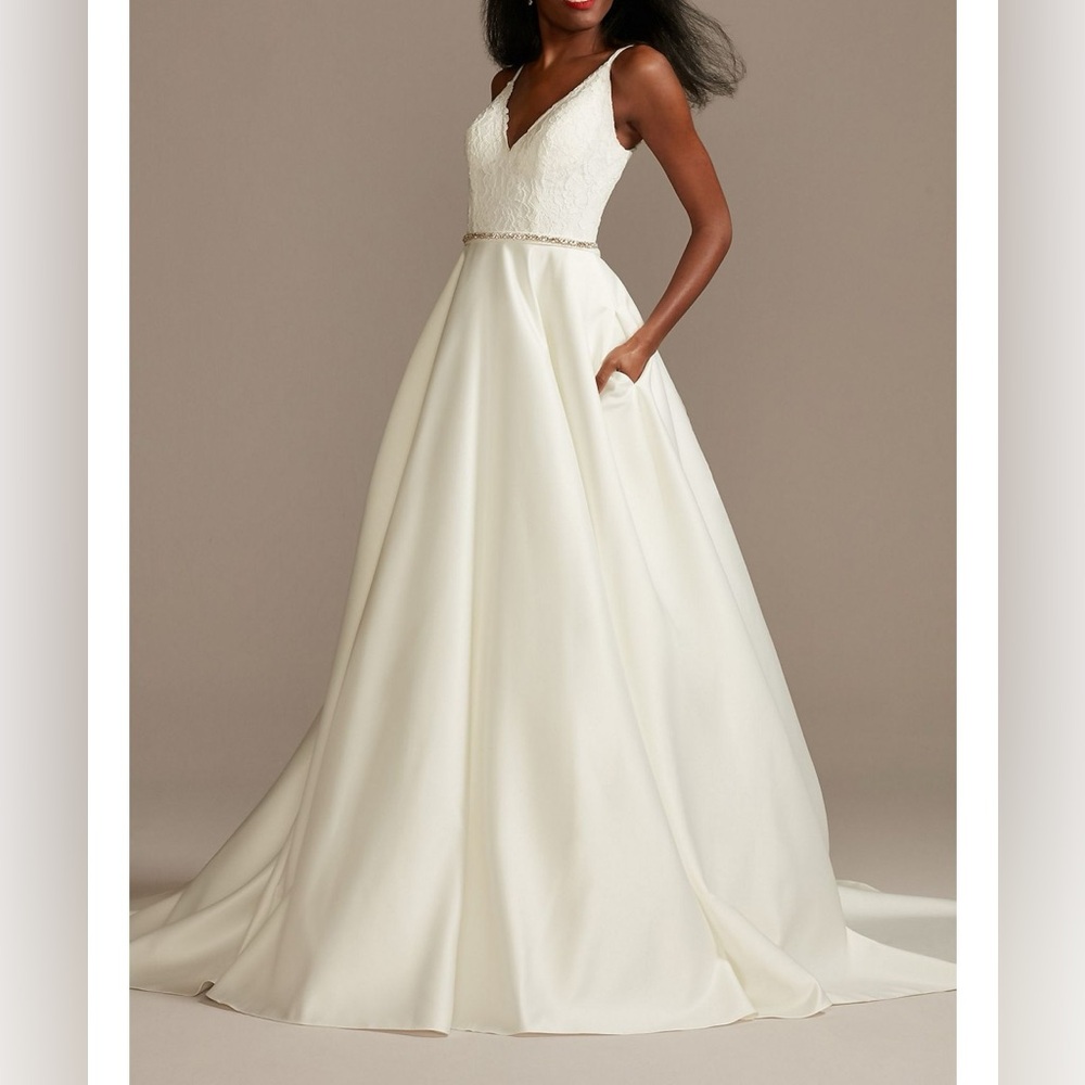 Scalloped Lace Satin Tall V-Neck Wedding Dress